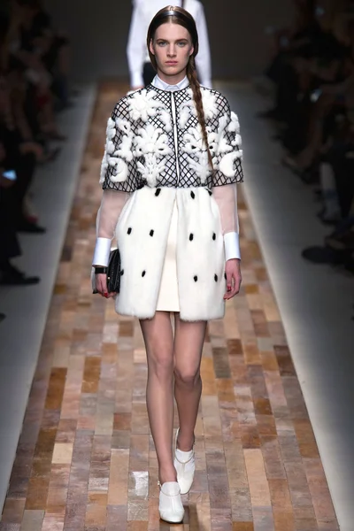 Look 15